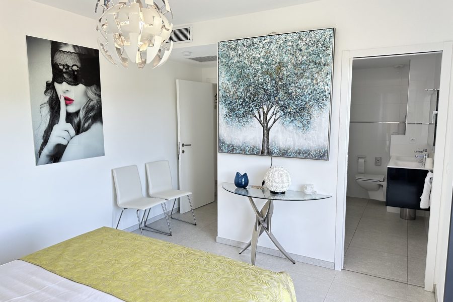 Chambre-E09-Gd-Lit-scaled (1)